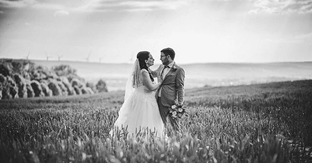 Wow, was für ein Brautpaar und dann noch dieses Panorama!!! Ich bin ja sonst eher so der Fan von Nahaufnahmen und gebe dem Hintergrund gar nicht so viel Platz, aber hier konnten wir einfach nicht anders. 🤩

#hochzeitsfotograf #hochzeitsreportage #thomasschiefkefotografie #realwedding #einbeck #couplemoments #brideandgroom #panoramablick
