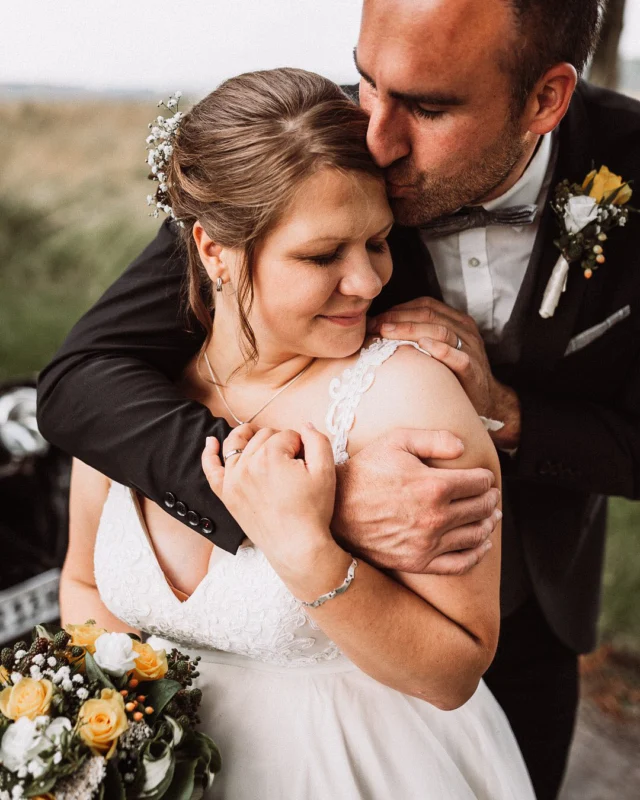 Auch wenn das Brautpaarshooting zeitlich immer nur einen kleinen Teil des Hochzeitstages ausmacht, so ist es doch immer eine schöne Auszeit für das Brautpaar. Zwischen Trauung und anschließender Feier ist hier der Moment in all dem Trubel eure Zweisamkeit zu genießen.

Na gut, ich renne da auch noch irgendwie um euch herum, aber wenn ihr euch nicht beirren lasst, dann kommen so schöne Momentaufnahmen wie bei Sophie & Rouven dabei heraus. 🤗🥰

#hochzeitsfotograf #hochzeitsreportage #thomasschiefkefotografie #realwedding #dassel #sievershausen #couplemoments #brideandgroom