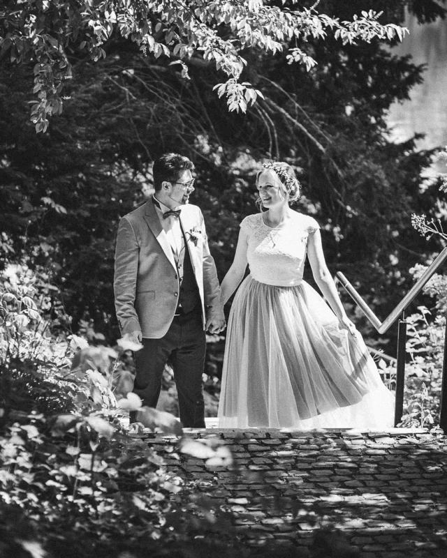 Vor fast genau einem Jahr habe ich Freya & Basti bei ihrer Hochzeit begleitet. Schon praktisch wenn eine wirklich schöne Parkanlage direkt beim Brautpaar vor der Tür liegt. Da bietet es sich dann auch an, das Brautpaarshooting schon vor der Trauung zu machen um später mehr Zeit für seine Gäste zu haben. 😁👍

#hochzeitsfotograf #hochzeitsreportage #thomasschiefkefotografie #intimatelovestories #realwedding #rawmoments #kassel #parkschoenfeld #couplemoments #brideandgroom
